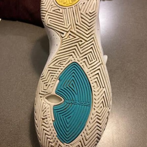 Men's Size 7 White Kyrie Flytrap Niki Zoom Basketball Shoes - Picture 4 of 5